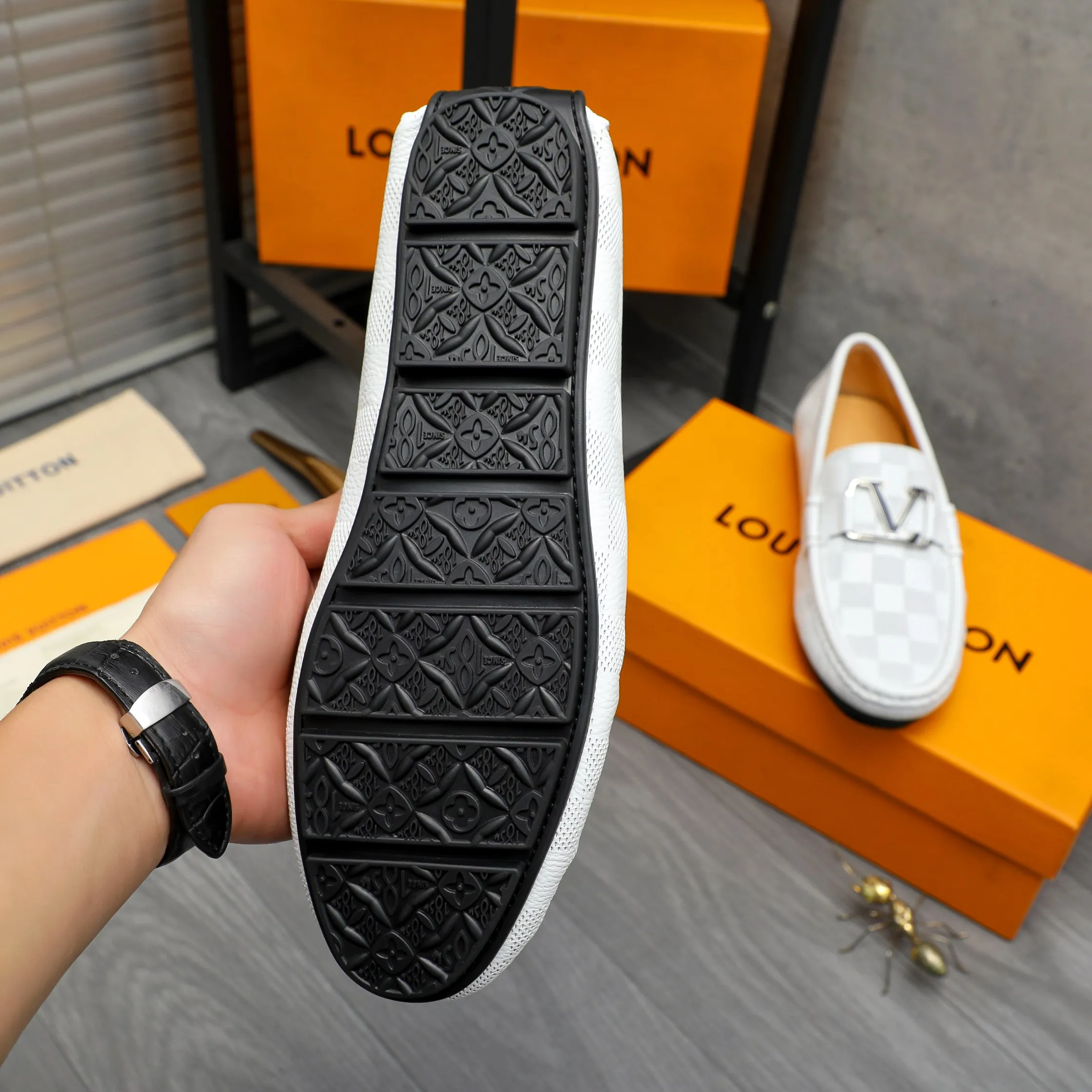 Men's shoes 💰p380 Product trademark: LV "Louis Vuitton" casual slip-on men's shoes Regular size: 38-45 Product materials: Selected classic embossed plaid upper, pigskin lining, rubber outsole